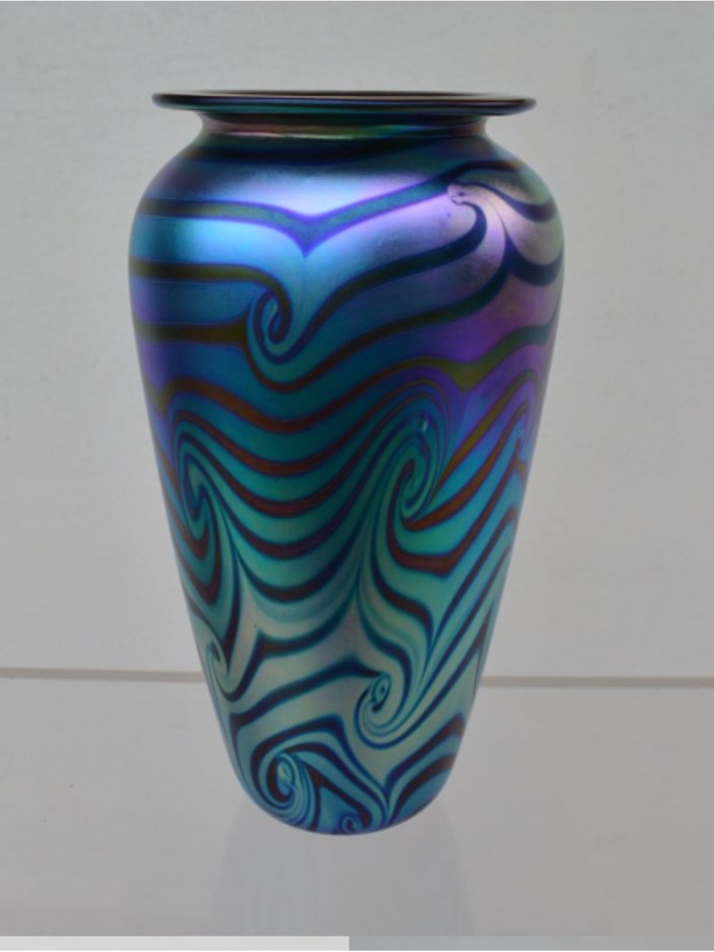Vintage SIGNED ROBERT EICKHOLT STUDIO VASE~ USA ART GLASS~IRIDESCENT - Picture 2 of 5